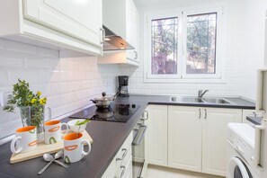 Kühlschrank, Mikrowelle, Ofen, Wasserkocher mit Kaffee-/Teezubehör