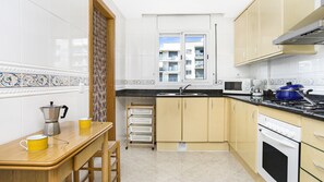 Fridge, microwave, oven, coffee/tea maker