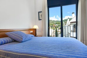 3 slaapkamers, een strijkplank/strijkijzer, internet