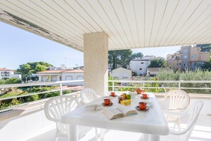 Outdoor dining - 1OP 01 - Apartment located in Pals, in a residential complex with swimming pool, 400 m from the beach (Pals)