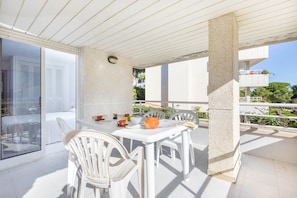 Outdoor dining - 1OP 01 - Apartment located in Pals, in a residential complex with swimming pool, 400 m from the beach (Pals)