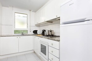 Fridge, microwave, oven, coffee/tea maker - 1OP 01 - Apartment located in Pals, in a residential complex with swimming pool, 400 m from the beach (Pals)