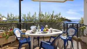 Outdoor dining - 2SAP1 - Beautiful apartment for 6 people located in the center of Blanes on the seafront with magnificent views of the sea. (Blanes)