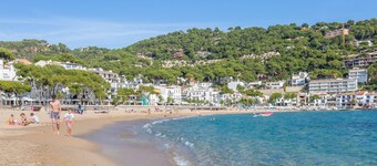 1CUBA 01 - Beautiful house located in a very quiet residential area close to Llafranc Lighthouse,  group of 8 houses with communal swimming pools and garden