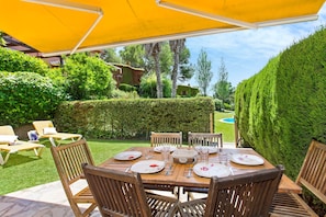 Outdoor dining - 1CUBA 01 - Beautiful house located in a very quiet residential area close to Llafranc Lighthouse,  group of 8 houses with communal swimming pools and garden (Llafranc)