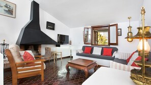 Televisión y chimenea 