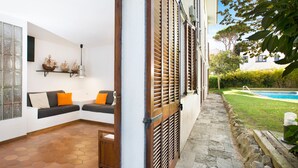 A modern interior with a seating area, a pool, and a garden. - 1ROS 01 - 150 m2 house with communal pool and parking, very close to Llafranc beach (Llafranc)