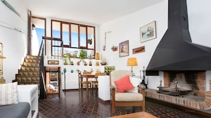 Televisión y chimenea 