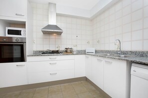 Kühlschrank, Mikrowelle, Ofen, Geschirrspüler