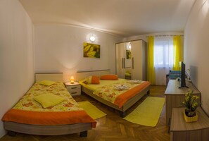 2 bedrooms, in-room safe, iron/ironing board, travel crib - Villa Ma&Ma with pool, parking, high speed Internet, BBQ (Srijane)