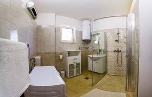Shower, hair dryer, towels, soap - Villa Ma&Ma with pool, parking, high speed Internet, BBQ (Srijane)