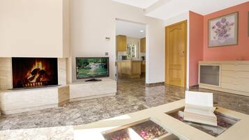 Televisie en een open haard