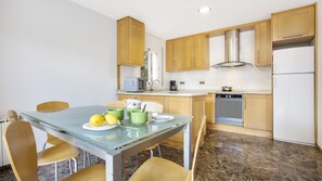 Kühlschrank, Mikrowelle, Ofen, Wasserkocher mit Kaffee-/Teezubehör