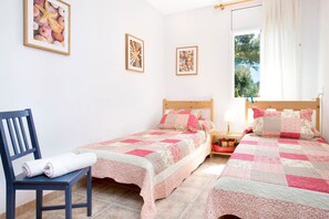 3 bedrooms, iron/ironing board, internet