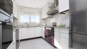 Mikrowelle, Ofen, Geschirrspüler, Wasserkocher mit Kaffee-/Teezubehör