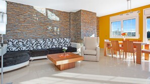 Televisión y chimenea 