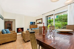 Dining - 1MP 44 - Attractive house located in a quiet residential complex, with communal garden and swimming pool, just 100 m from  the beach of Pals. (Torroella de Montgri)