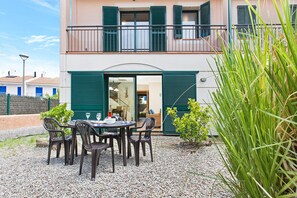 Outdoor dining - 1MP 44 - Attractive house located in a quiet residential complex, with communal garden and swimming pool, just 100 m from  the beach of Pals. (Torroella de Montgri)