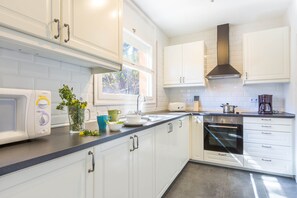 Kühlschrank, Mikrowelle, Ofen, Wasserkocher mit Kaffee-/Teezubehör