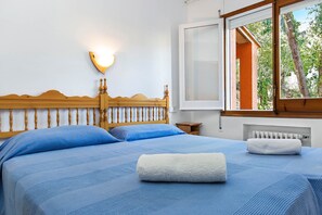 4 habitaciones, tabla de planchar con plancha y acceso a internet