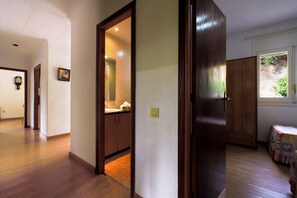 4 bedrooms, iron/ironing board, free WiFi