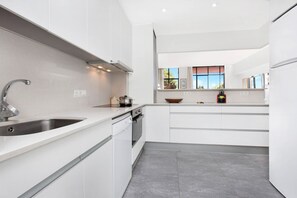 Fridge, microwave, oven, dishwasher - 1PINEDA 01 - Cozy apartment for 8 persons  situated a few minutes walk from the beach of  Calella de Palafrugell (Calella de Palafrugell)