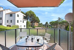 Outdoor dining - 1PINEDA 01 - Cozy apartment for 8 persons situated a few minutes walk from the beach of Calella de Palafrugell (Calella de Palafrugell)