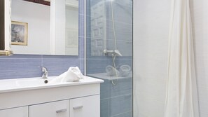 Shower - 1LLUM 01 - Spacious 4 bedroom apartment with communal garden and swimming pool only 500m from the beach of Llafranc, (Llafranc)