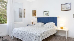 4 bedrooms, iron/ironing board, internet