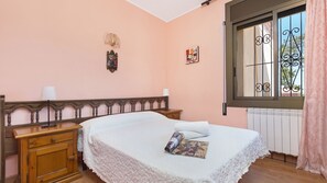 4 bedrooms, iron/ironing board, free WiFi