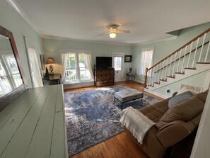 Living area - Charming Victorian Cottage with two Juliet Balconies. (Saint Augustine)