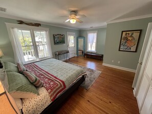 Room - Charming Victorian Cottage with two Juliet Balconies. (Saint Augustine)