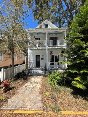 Exterior - Charming Victorian Cottage with two Juliet Balconies. (Saint Augustine)