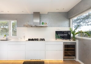 Refrigerador, microondas, horno y parrilla de estufa