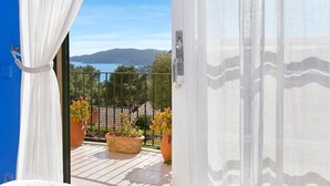 A balcony with potted plants, a view of the sea, and a clear sky. - 1SB 28 - Nice and comfortable 150m2  house with communal pool located in Llafranc, 500m from the beach (Llafranc)