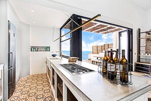 Fridge, microwave, oven, dishwasher - 1MIRAD 01 - Beautiful house renovated with great taste, with fantastic views of the sea and direct access to the beach of Llafranc (Llafranc)