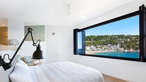 A bedroom with a large window, a bed, a desk, and a desk lamp. - 1MIRAD 01 - Beautiful house renovated with great taste, with fantastic views of the sea and direct access to the beach of Llafranc (Llafranc)