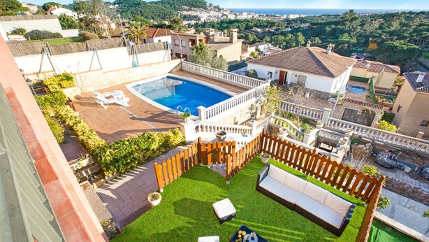 A rooftop pool area with a swimming pool, lounge chairs, and a wooden deck. - 2MAER01 - House for 9 people with private pool located near the beach of Blanes (Blanes)