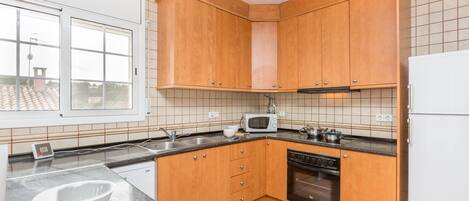 Kylskåp, mikrovågsugn, ugn och diskmaskin