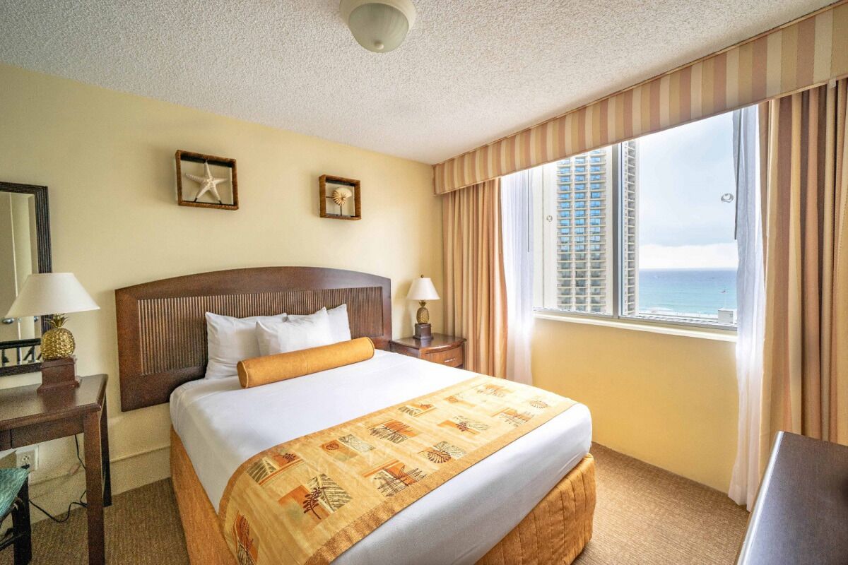Waikiki Beach Is Just A Short Walk Away! 2 Restful Units, Pets Allowed