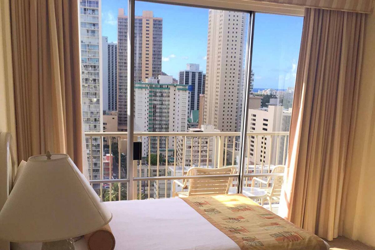 Waikiki Beach Is Just A Short Walk Away! 2 Restful Units, Pets Allowed