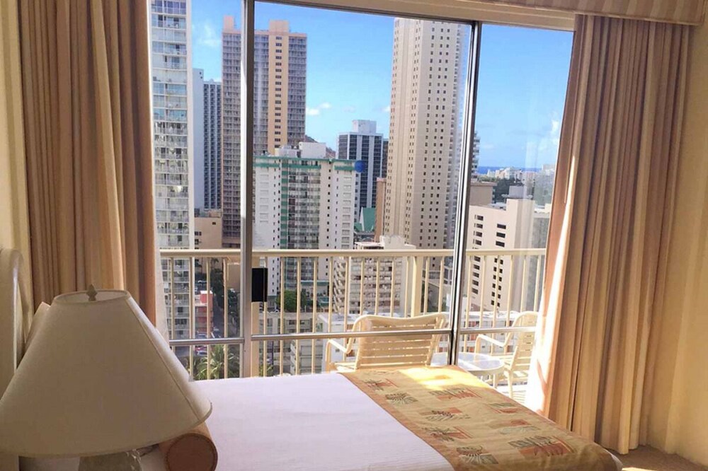 Perfect Family Vacation! Relax on Waikiki Beach, 2 Great Units!