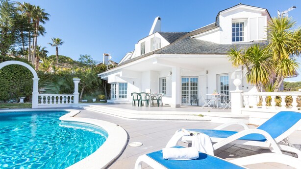 A poolside area with lounge chairs and a covered patio. - 2MONTEM01 - Beautiful house for 9 people with garden and private pool located near the beach of Blanes (Blanes)