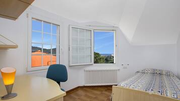 5 bedrooms, iron/ironing board, WiFi