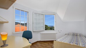 5 bedrooms, iron/ironing board, WiFi