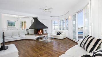 Télévision, cheminée