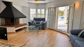 Televisie en een open haard