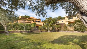 A residential property with a well-maintained lawn, a wooden fence, and a stone wall. - 1PAST 02 - Magnificent house with communal swimming pool in Llafranc, only 450m away from the beach (Llafranc)