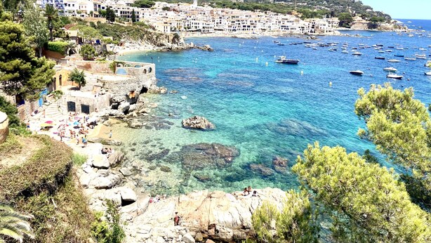 A coastal town with clear blue waters, rocky shores, and buildings along the coastline. - 1PAST 02 - Magnificent house with communal swimming pool in Llafranc, only 450m away from the beach (Llafranc)