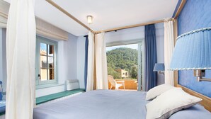 A bedroom with a large bed, a view of the outdoors, and a window with curtains. - 1PAST 02 - Magnificent house with communal swimming pool in Llafranc, only 450m away from the beach (Llafranc)